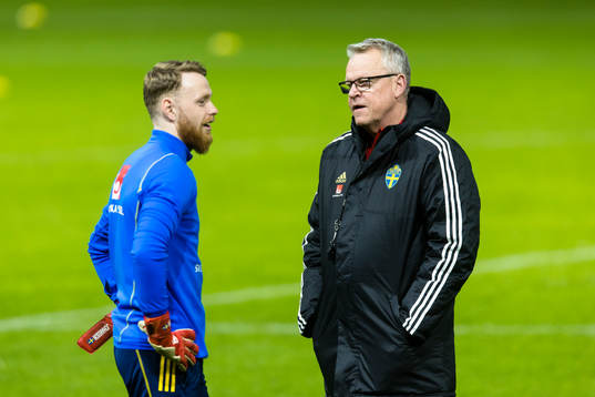 Head Coach Janne Andersson of Sweden talkes to goalkeeper