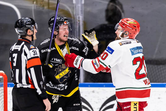 AIKs Alfred Barklund i bråk med Modos Marcus Vela