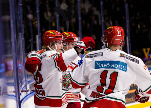 Modos Theodor Niederbach gör 0-1 och gratuleras av
