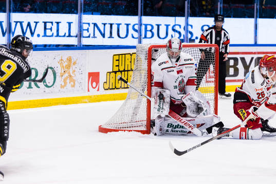 Modos målvakt Kristers Gudlevskis med en räddning