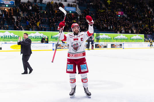Modos Emil Wahlberg jublar och firar med fansen
