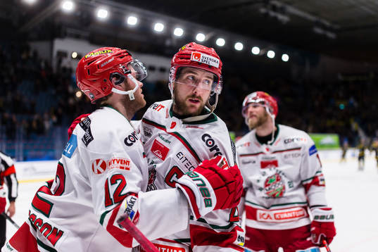 Modos Emil Wahlberg omfamnar Oscar Pettersson (h)