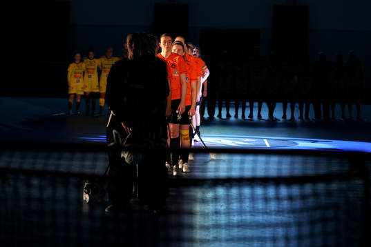 Nationalsång innan kvartsfinal tre i damernas SSL mellan