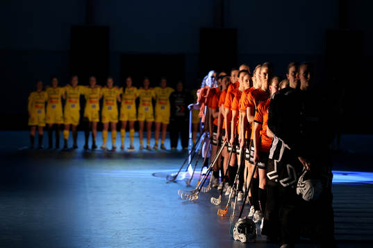 Nationalsång innan kvartsfinal tre i damernas SSL mellan