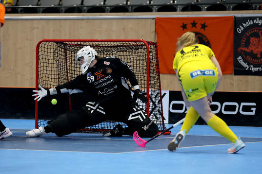 Endres Ellen Bäckstedt gör 0-1 bakom Rönbys målvakt