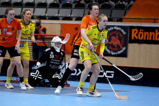 Rönbys målvakt Monika Schmid och Endres lagkapten Elin
