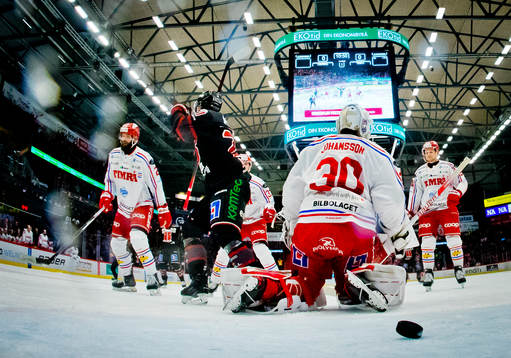 Örebros Linus Öberg gör 1-0 på Timrås målvakt Jacob