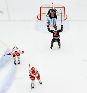 Örebros målvakt Jhonas Enroth och Rasmus Rissanen jublar