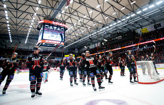 Örebros Rasmus Rissanen och Robert Leino jublar