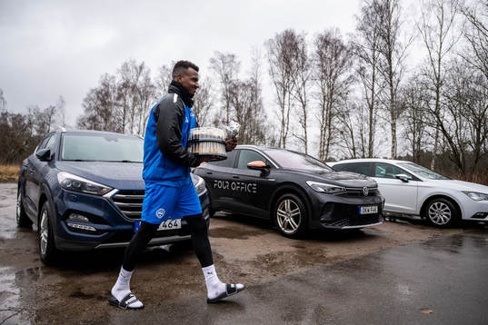 Bernardo Vilar bär på tårtor