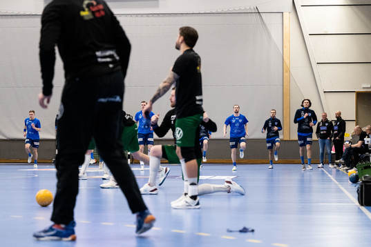 Skövdes spelare värmer upp