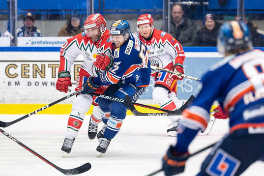 Frölundas Joel Lundqvist tacklar Växjös Manuel Ågren