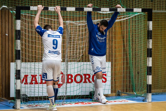 Redbergslids Linus Lövgren och Mario Lipovac deppar