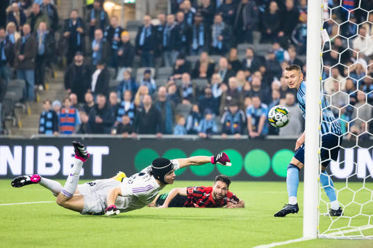Brommapojkarnas Marijan Cosic gör 3-1 reduceringen bakom