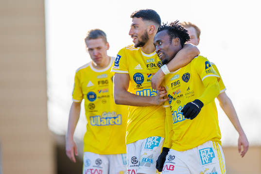 Falkenbergs Leonardo Farah Shahin och Godwin Aguda jublar