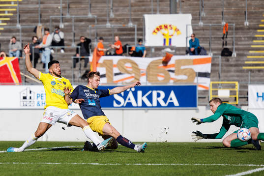 Falkenbergs Leonardo Farah Shahin och Torns Ossian Hallberg