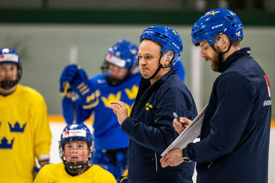 Assistant coach Andreas Karlsson of Sweden at a practice