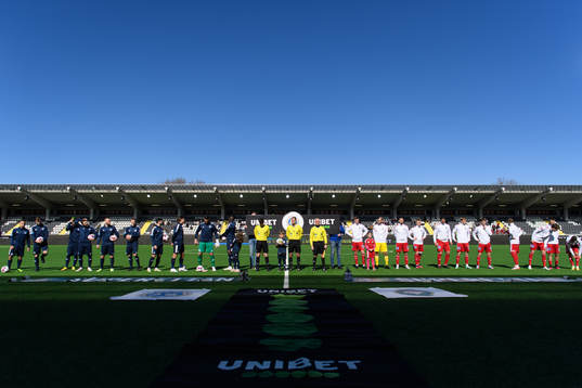 Spelarna vid lineup innan fotbollsmatchen i Superettan