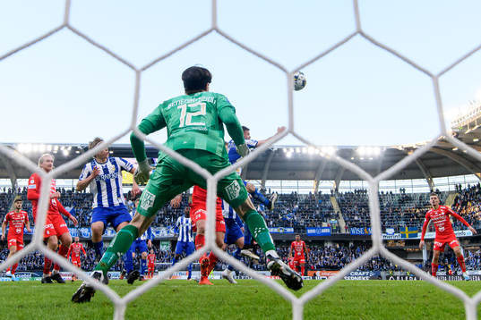 IFK Göteborgs Marcus Berg nickar bollen i mål