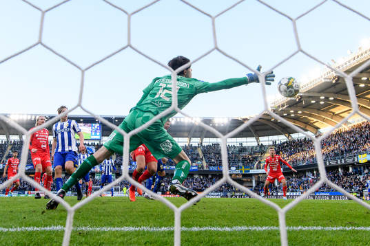 IFK Göteborgs Marcus Berg nickar bollen i mål