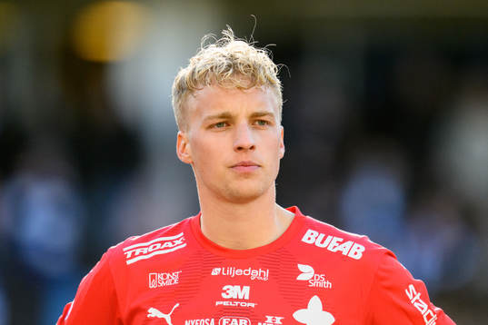 Värnamos Victor Larsson vid lineup innan fotbollsmatchen i