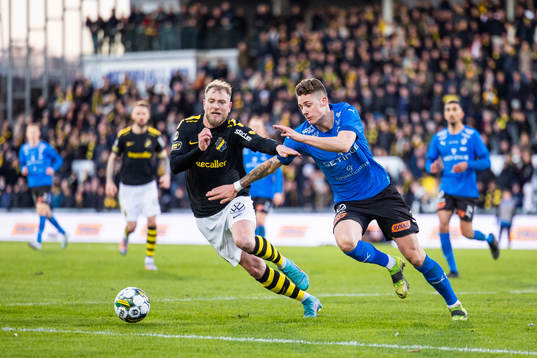 AIKs John Guidetti och Halmstads Gabriel Wallentin
