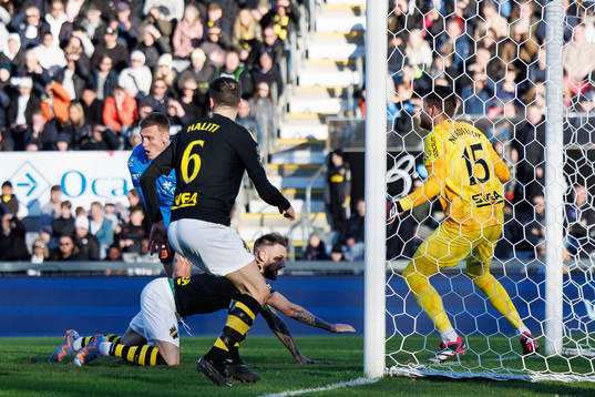 Halmstads Viktor Granath och AIKs Alexander Milosevic