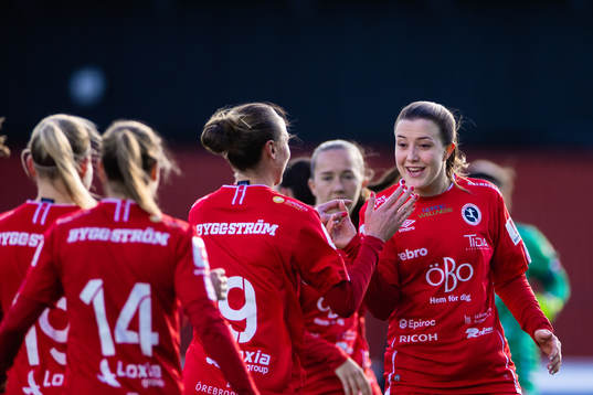 Örebros Emilia Pelgander med Louise Lillbäck jublar