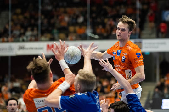 IFK Kristianstads Emil Frend Öfors passning till Ludvig