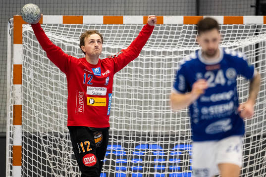 IFK Kristianstads målvakt Gustaf Banke jublar medan