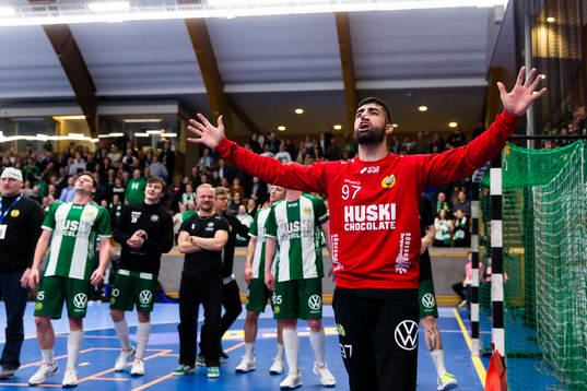Hammarbys målvakt Hayder Al Khafadji leder en sång