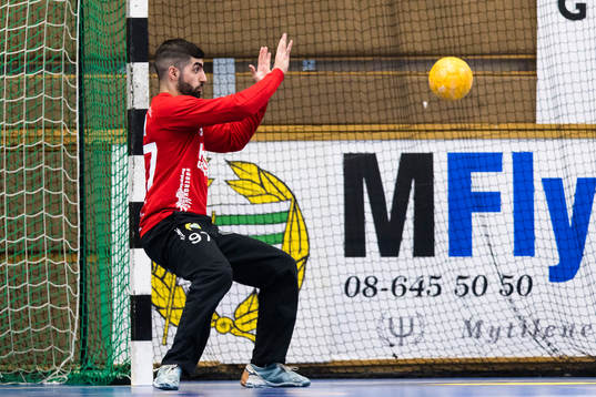 Hammarbys målvakt Hayder Al Khafadji med en räddning
