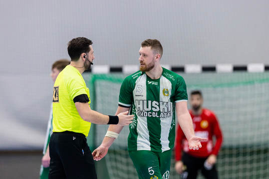 Hammarbys Alexander Morsten diskuterar med Mirza Kurtagic