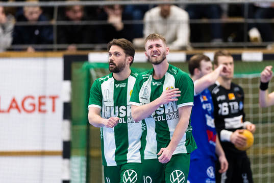 Hammarbys Oliver Wigmark får en smäll på axeln