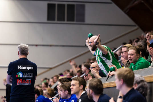 En supporter retar Alingsås tränare Mikael Franzen