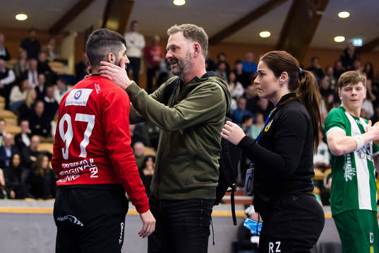 Hammarbys målvakt Hayder Al Khafadji får behandling