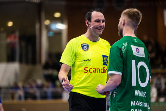 Domare Mattias Wetterwik diskuterar med Hammarbys Oliver