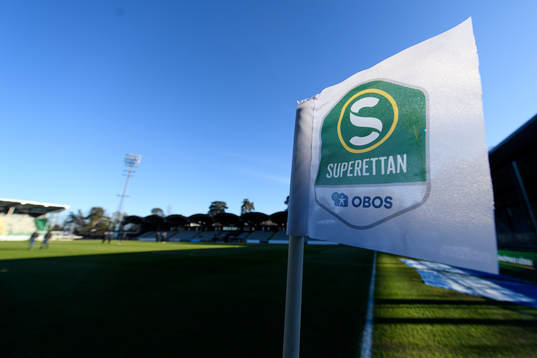 En hörnflagga med Superettans logotype på arenan