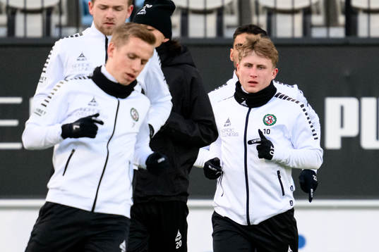Örebros Victor Backman värmer upp innan fotbollsmatchen i