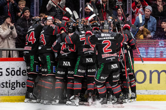 Örebros Mathias Bromé jublar med lagkamrater