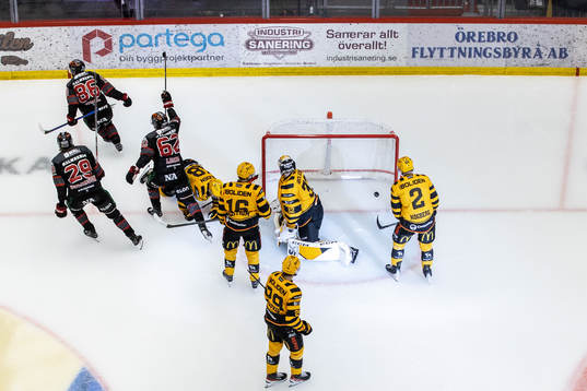 Örebros Mathias Bromé jublar