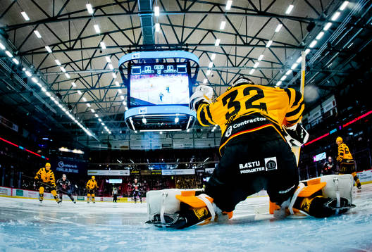 Skellefteås målvakt Linus Söderström räddar ett skott