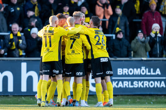 Mjällbys Alexander Johansson jublar med lagkamrater