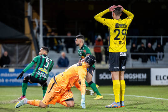 Mjällbys Noah Eile och målvakt Noel Törnqvist deppar