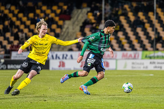Varbergs Luke Le Roux och Mjällbys Alexander Johansson