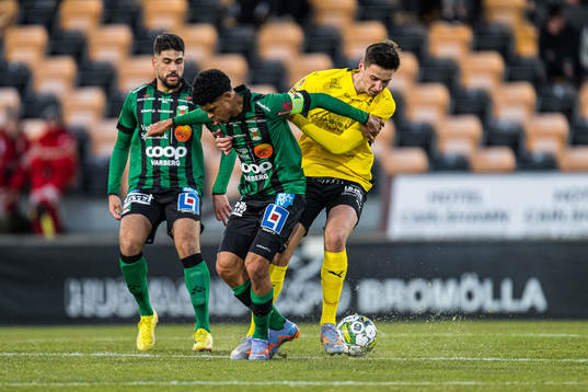 Varbergs Luke Le Roux och Mjällbys Noah Eile