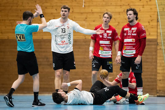 Lugis Adrian Hesslekrans reagerar och Fredrik Olsson har ont