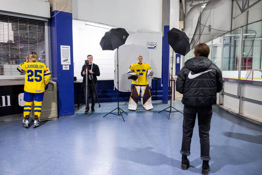 Lina Ljungblom and goaltender Emma Söderberg of the