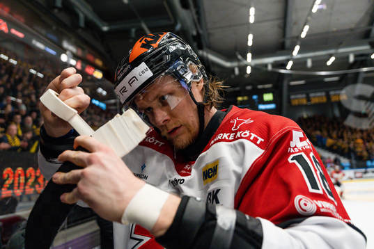 Örebros Rodrigo Abols tejpar klubban