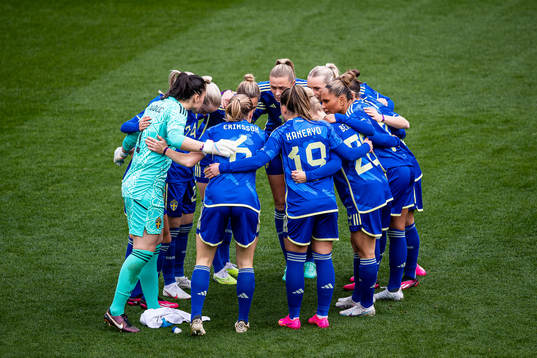 Players of Sweden are gathered ahead the women's